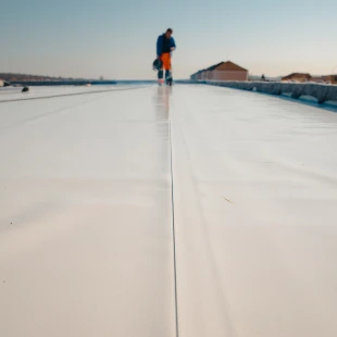 Films de protection et de process pour les membranes d'étanchéité pour toiture
