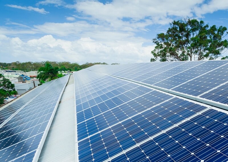 <p>Durch die Reduzierung der <strong>Umweltauswirkungen unserer Produkte</strong>.<br />
Durch Innovation w&auml;hrend des gesamten <strong>Produktentwicklungsprozesses</strong> und bis zum <strong>Ende der Produktlebensdauer. </strong></p>